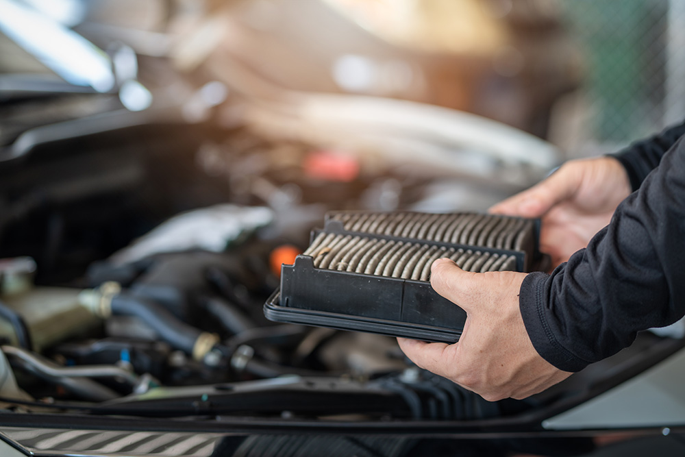 Inspecting engine air filter as part of a Land Rover service schedule